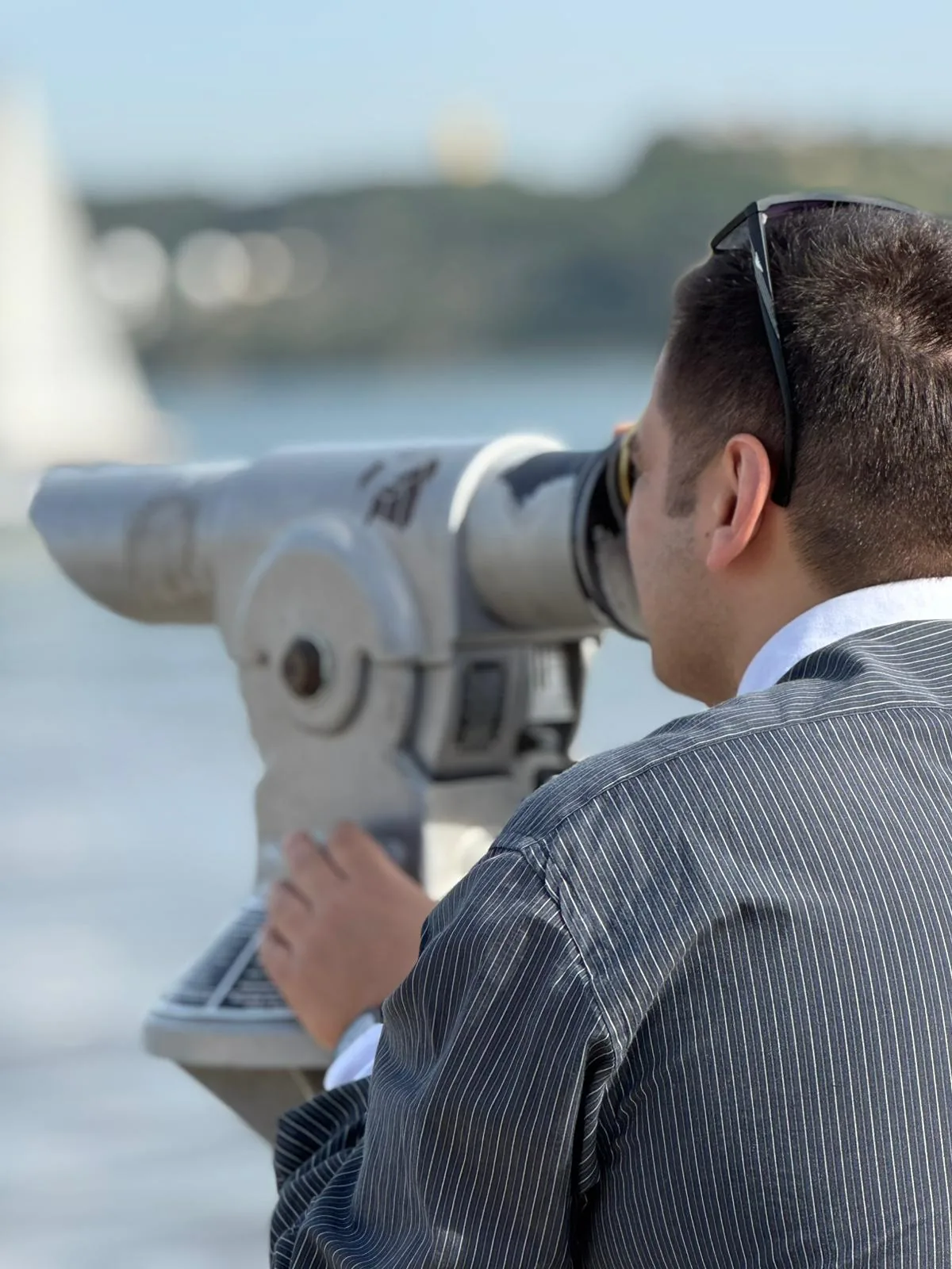 Simone Buonomo guarda lontano attraverso un binocolo panoramico