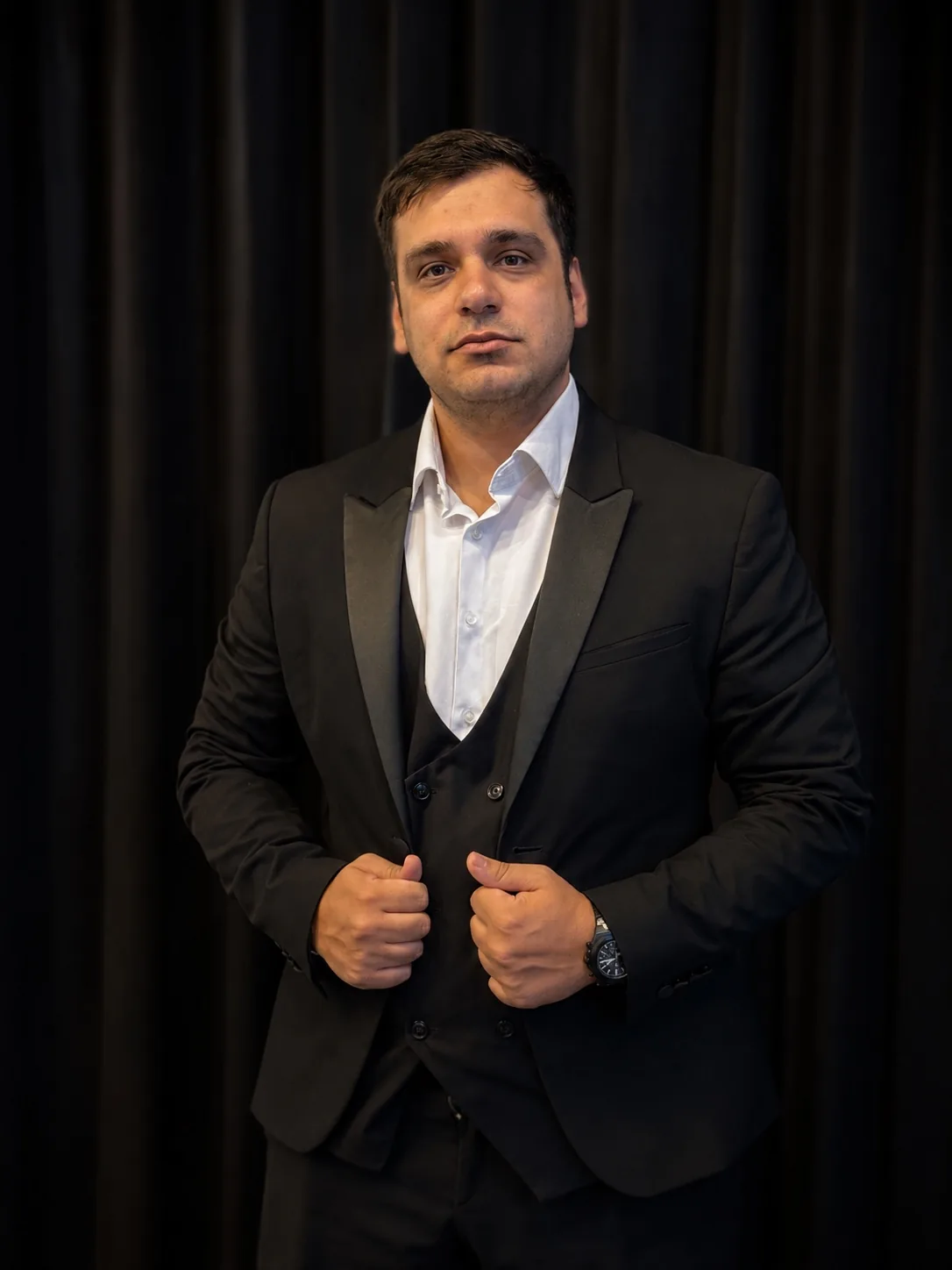 Simone Buonomo in abito scuro