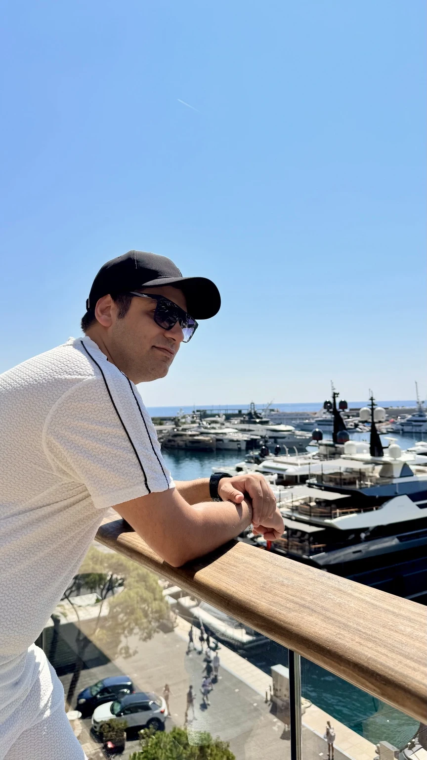 Simone Buonomo in viaggio con un ponte sullo sfondo