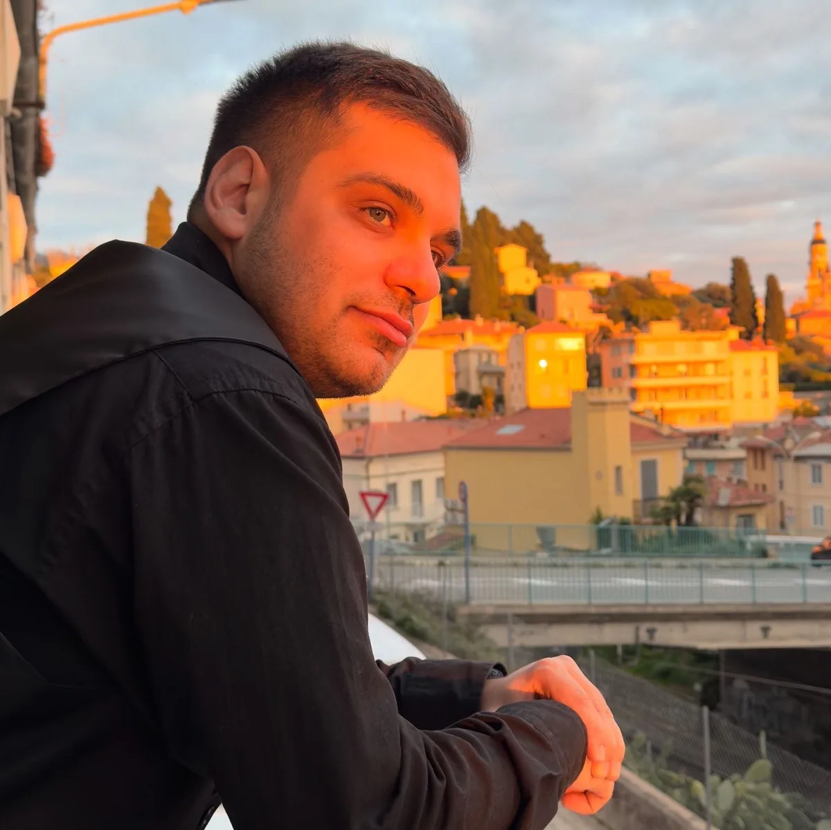 Ritratto di Simone Buonomo al tramonto